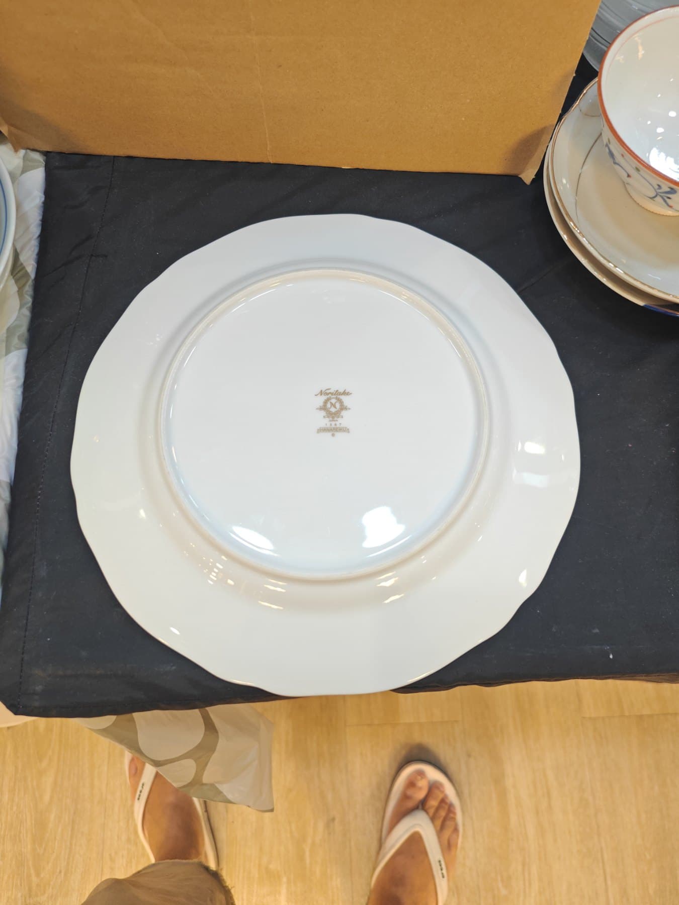 Noritake M-in-Wreath Hand-Painted Turquoise and Pastel Scalloped Dinner Plate, Japan, c. 1921–1941